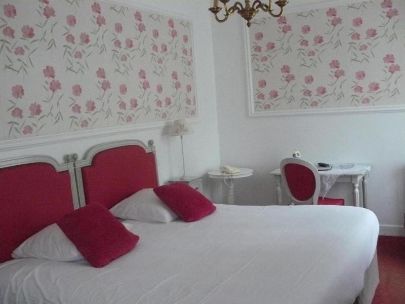 Double or Twin Room with Private Bathroom image 4