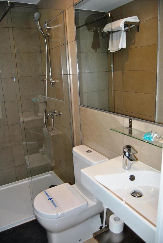 Double or Twin Room image 3