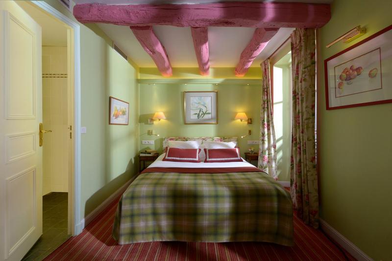 Classic Double Room image 4