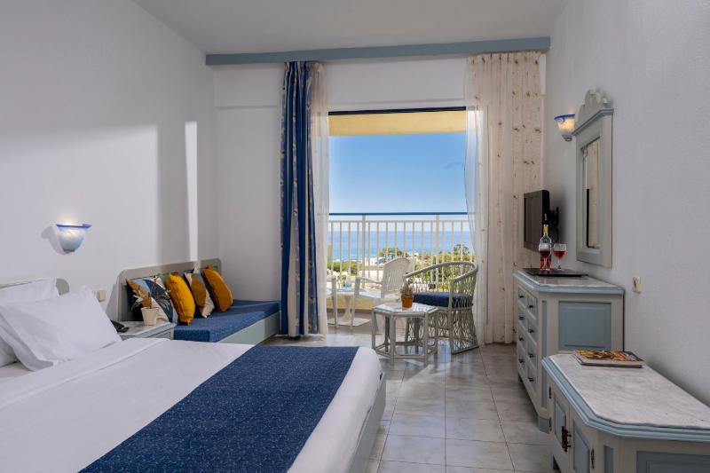 Double Room with Sea View image 4