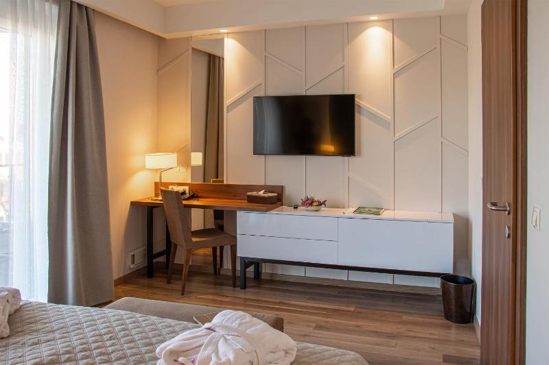 Suite with Garden View image 4