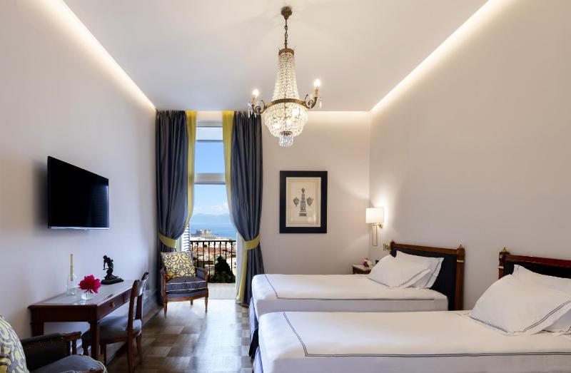 Deluxe Queen Room image 1
