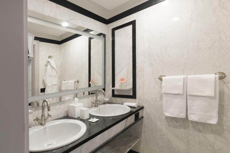 Deluxe Double Room with Sea View image 3