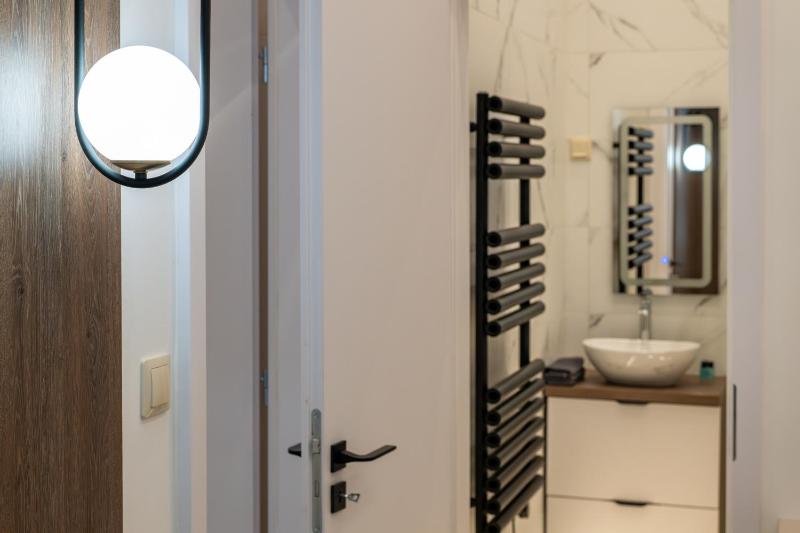 D52 Luxury Suite - image 16