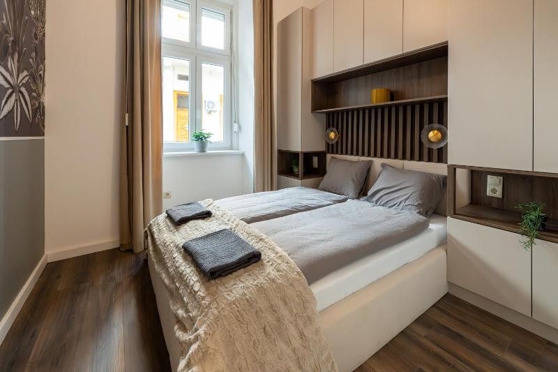 D52 Luxury Suite - image 3