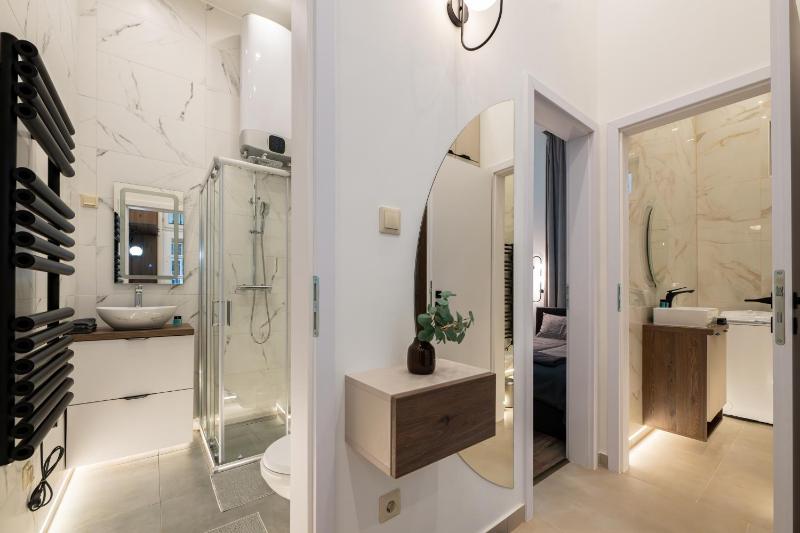 D52 Luxury Suite - image 2