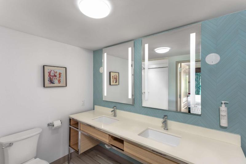 Junior King Suite with Sofa Bed image 2