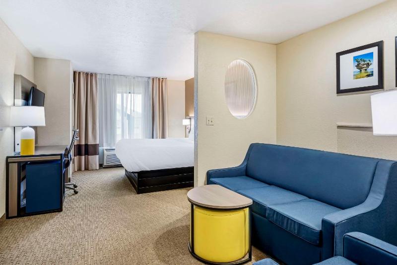 King Suite - Non-Smoking image 3
