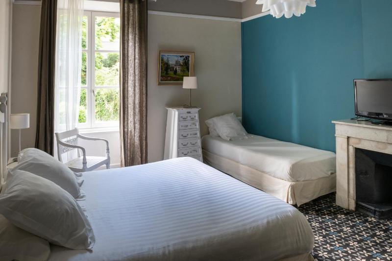 Triple Room with 1 Queen and 1 Single Bed image 2