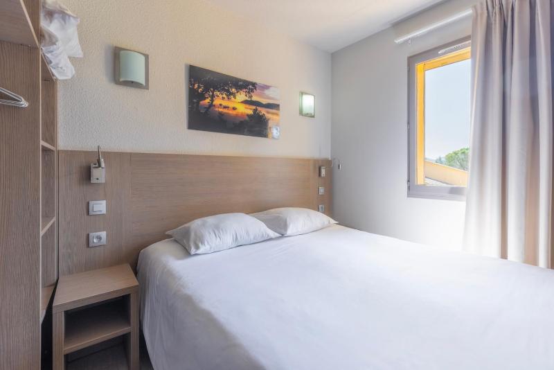 One-Bedroom Apartment image 4