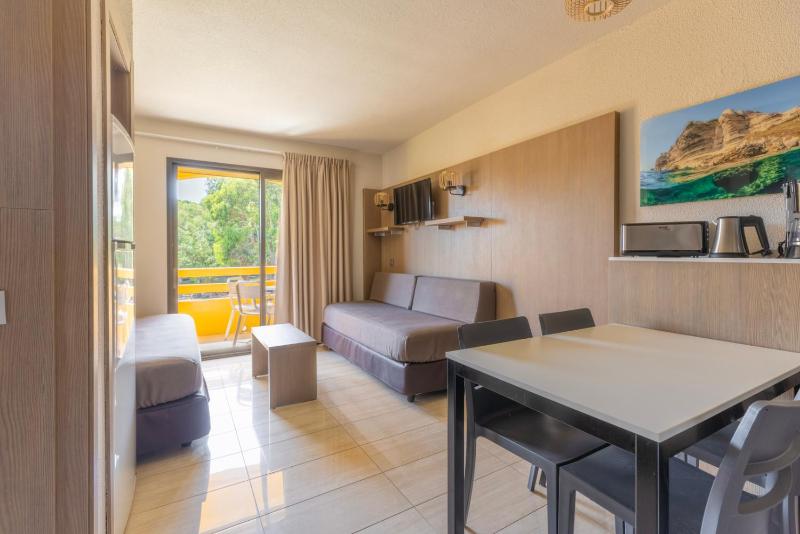 One-Bedroom Apartment image 4