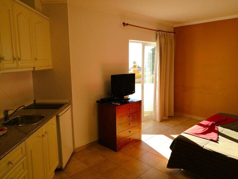 Economy Twin Room image 3