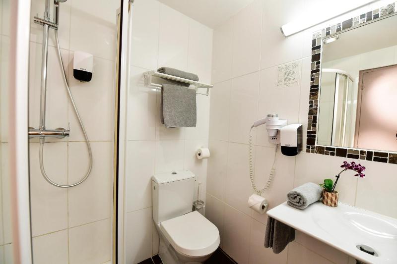 Standard Double Room image 4
