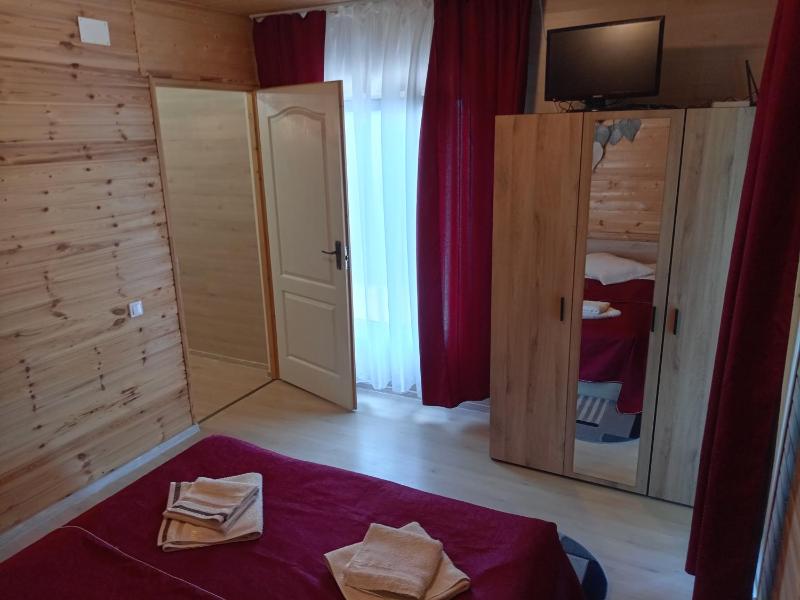 Apartment With Shared Bathroom image 4