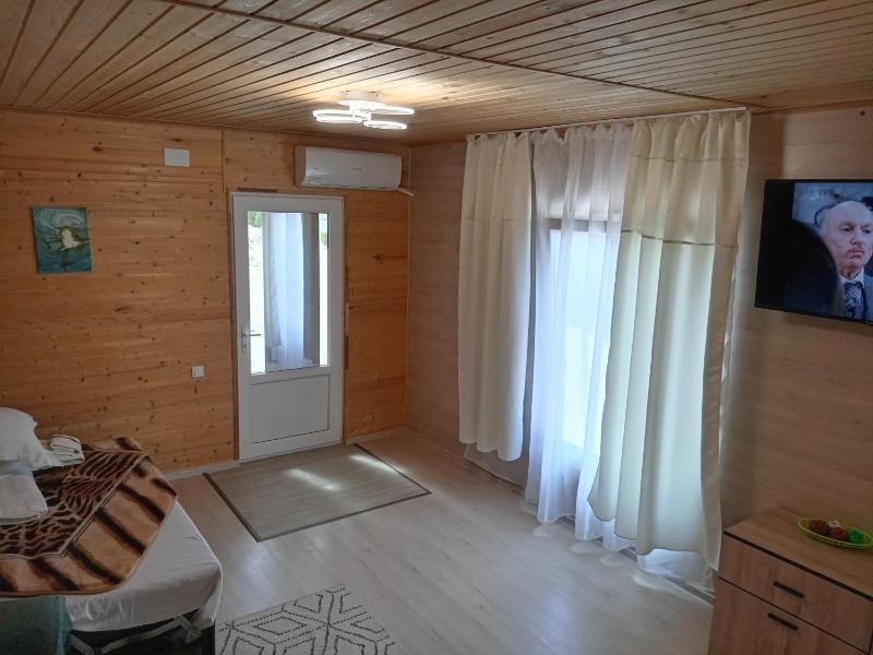 Apartment With Shared Bathroom image 3