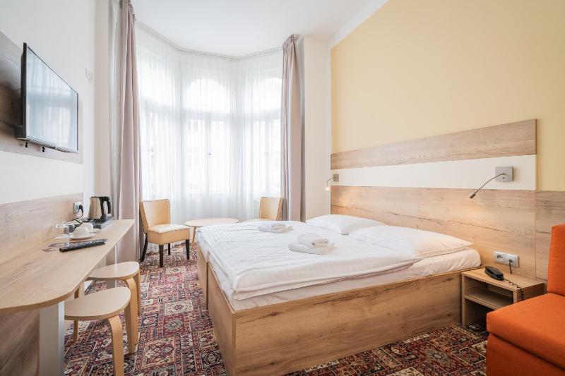 Deluxe Double Room image 4