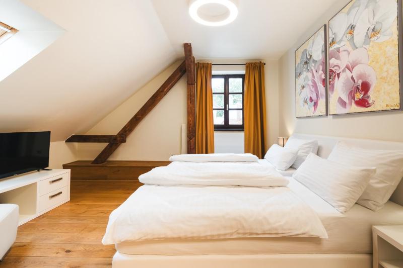 Deluxe Twin Room image 1