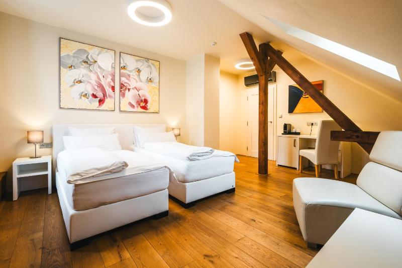 Deluxe Twin Room image 3
