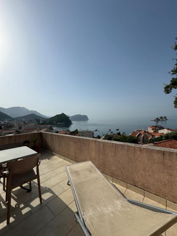 Attic One-Bedroom Apartment with Balcony and Sea View image 1