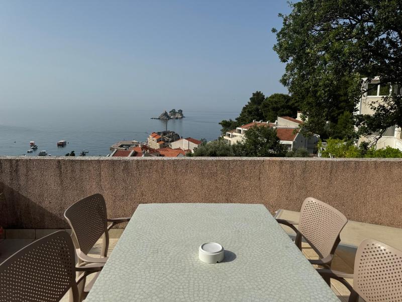 Attic One-Bedroom Apartment with Balcony and Sea View image 3