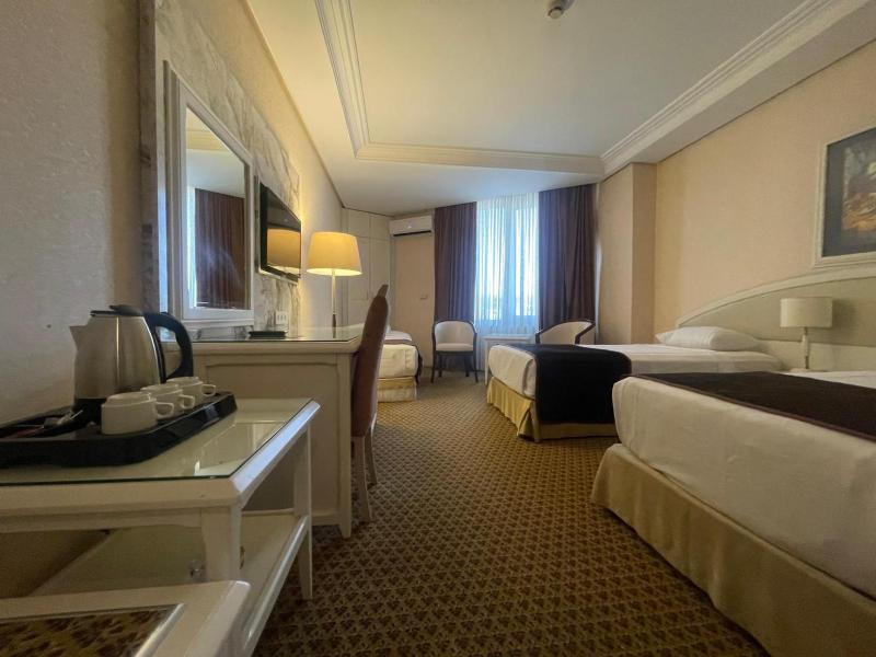 Standard Triple Room with Sea View image 2
