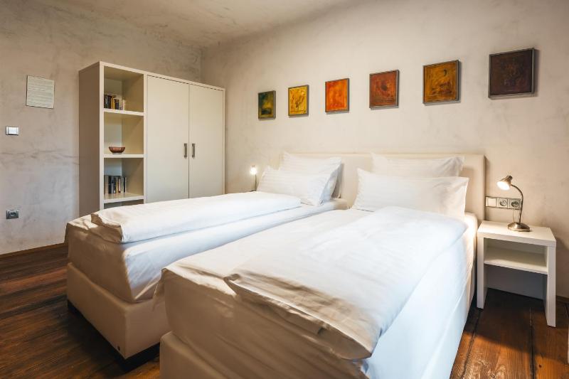 Comfort Twin Room image 4