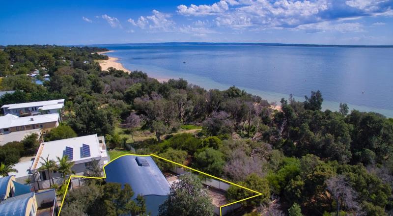 Spacious Coastal Retreat 5 Bdr - image 18