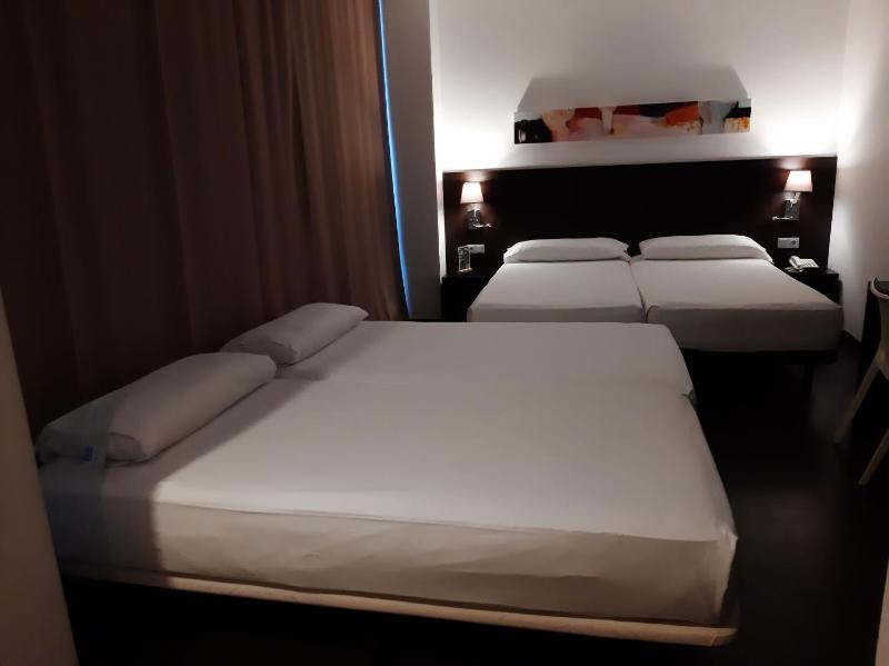 Standard Quadruple Room image 4