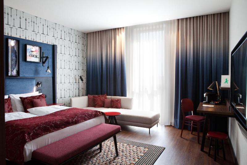 Premium Queen Room with Gallery View - East Side image 1
