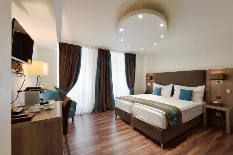 Superior Double Room image 1