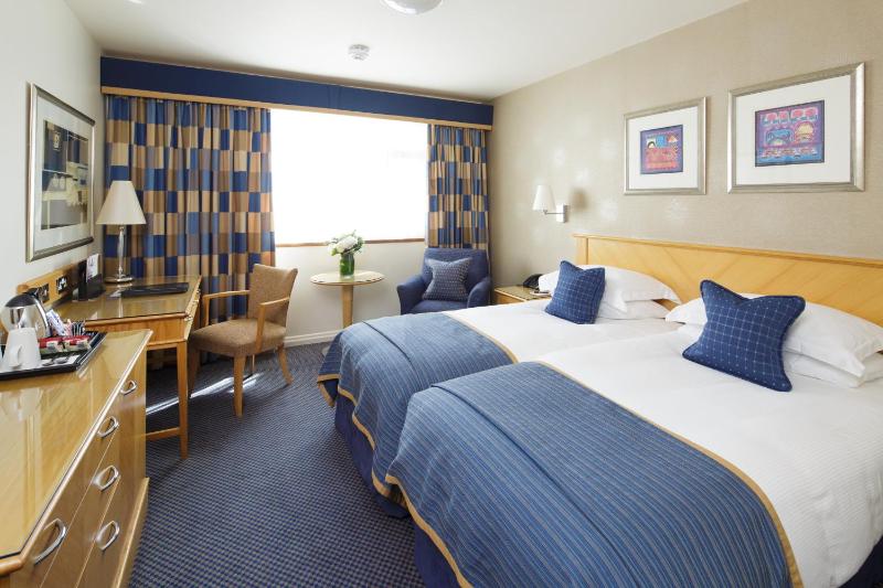 Classic Twin Room image 3