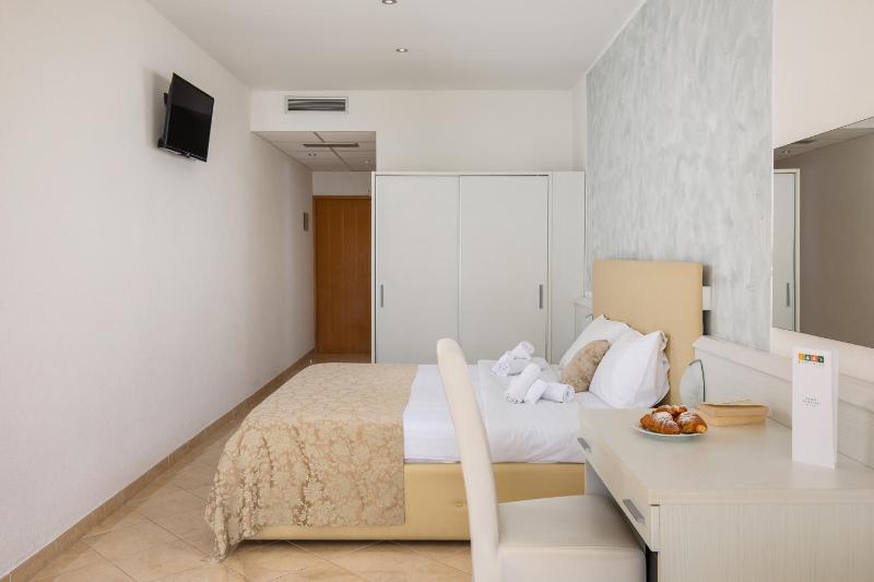 Standard Triple Room with Sea View image 1