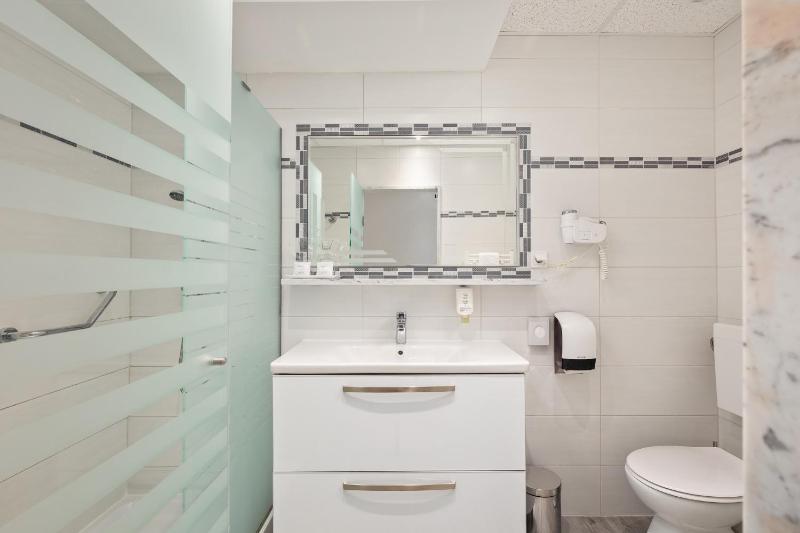 Standard Double or Twin Room with Sea View image 3
