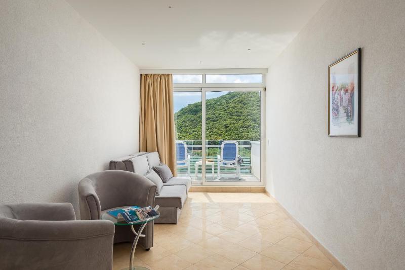 Standard Triple Room with Sea View image 3
