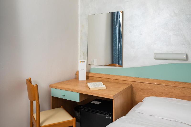 Economy Twin Room image 2