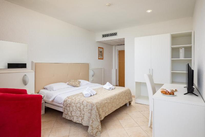 Standard Double or Twin Room with Sea View image 2