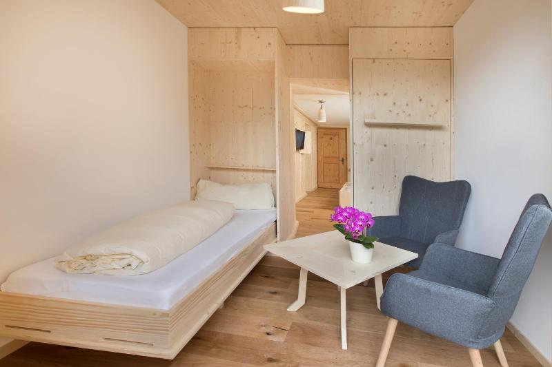Standard Triple Room image 2