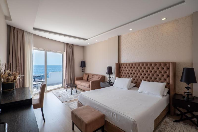 Family Room with Sea View image 3