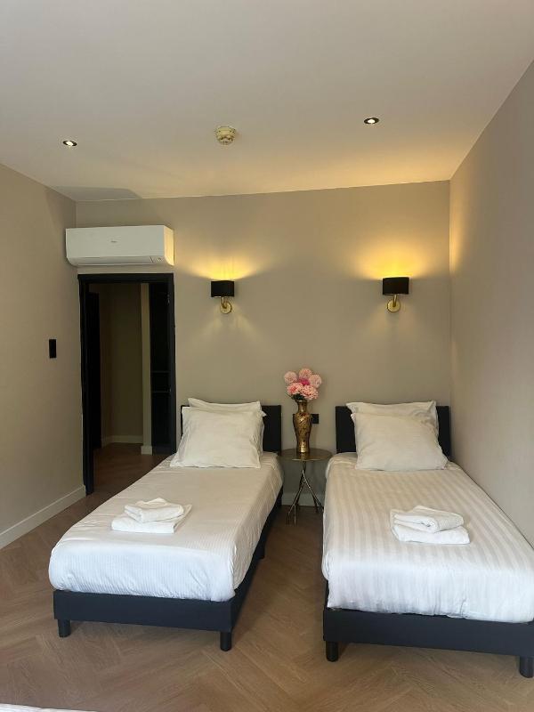 Deluxe Quadruple Room image 3