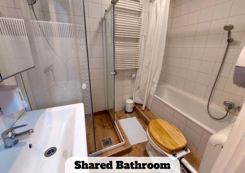 Triple Room with Shared Bathroom image 2