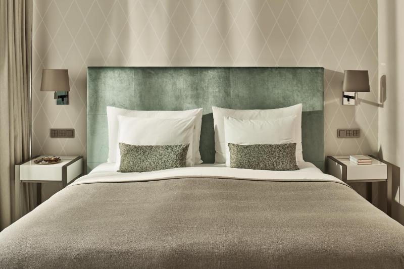 Deluxe Double Room with Balcony image 4