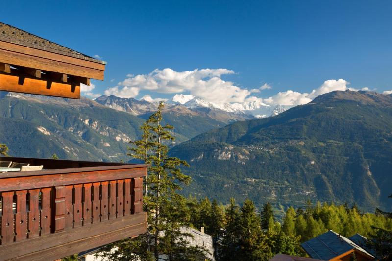 Two-Bedroom Suite with Balcony and Mountain View image 4