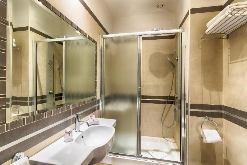 Standard Double or Twin Room image 3