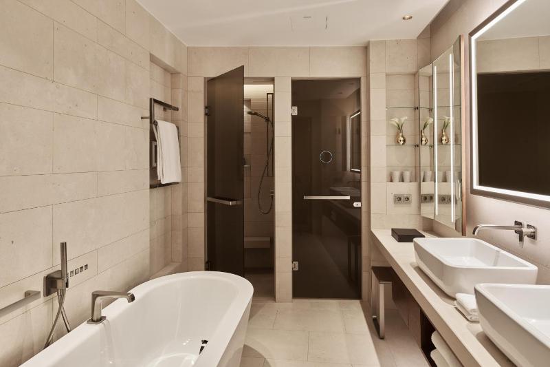 Deluxe Double Room with Balcony image 1