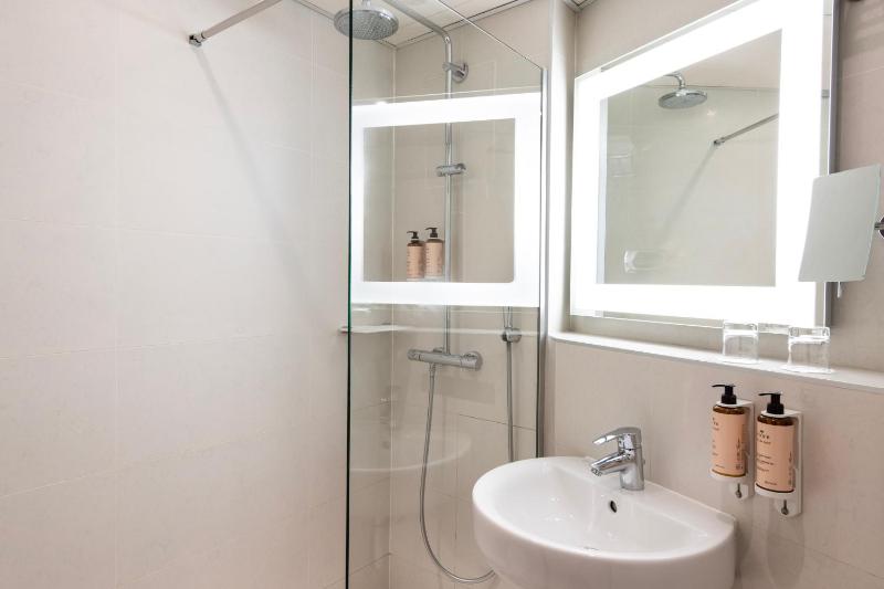 Standard Room with 2 Single Beds image 3