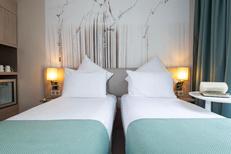 Standard Room with 2 Single Beds image 4