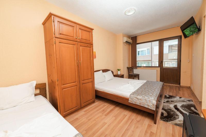 Triple Room with Balcony image 4
