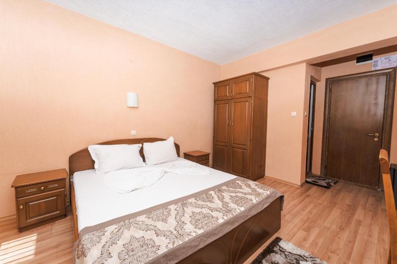 Double or Twin Room with Balcony image 4