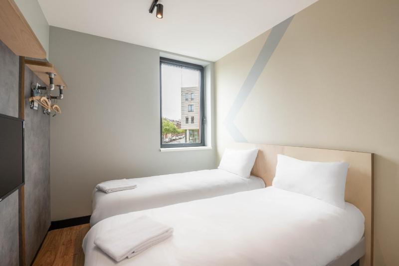 Standard Twin Room image 3