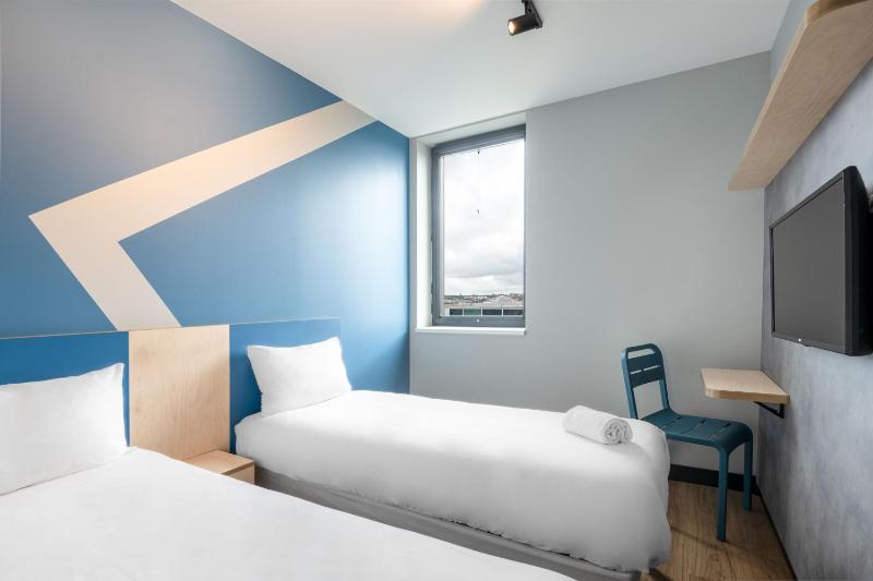 Standard Twin Room image 2